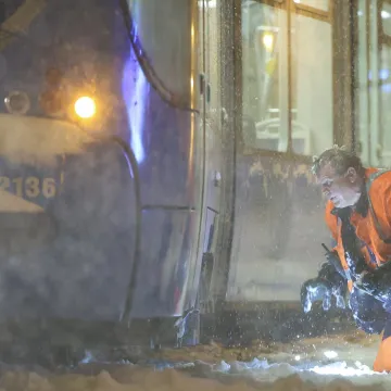 Zbog snijega iskliznulo vi&scaron;e tramvaja u Zagrebu: Pogledajte s čime odmrzavaju tračnice