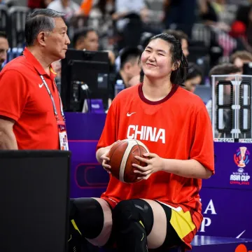 Majko mila, čime je hrane? Divovska tinejdžerica je čudo ko&scaron;arke protiv koje nitko ne može igrati