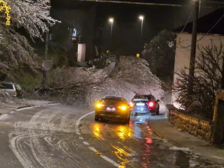 DHMZ digao stupanj upozorenja! U Kninu opasna pojava lomi stabla, uru&scaron;io se &scaron;ator u Križevcima