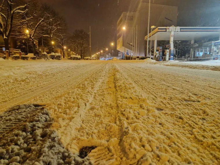 Dramatična snimka iz Knina: Pogledajte &scaron;to ledena ki&scaron;a radi stablu, puklo je kao &scaron;ibica