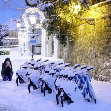 Pogledajte kaos u Zagrebu: Zatrpani auti, bicikli, a snijeg je čistio i &scaron;ef Dolca