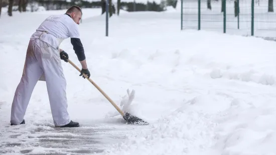 Pomama u susjedstvu: Nude novac za či&scaron;ćenje snijega, ljudi čekaju u redovima