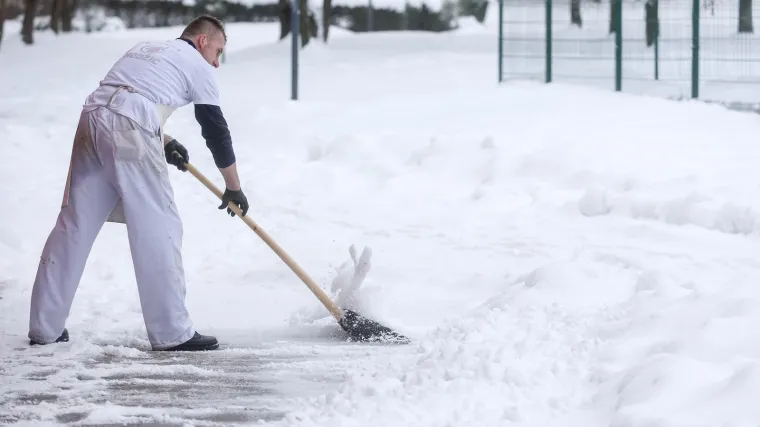 Pomama u susjedstvu: Nude novac za či&scaron;ćenje snijega, ljudi čekaju u redovima