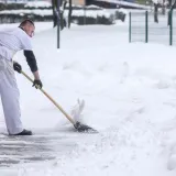 Pomama u susjedstvu: Nude novac za či&scaron;ćenje snijega, ljudi čekaju u redovima