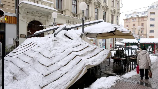 Nadstre&scaron;nica u centru Zagreba propala pod snijegom: Djelatnici ekspresno reagirali