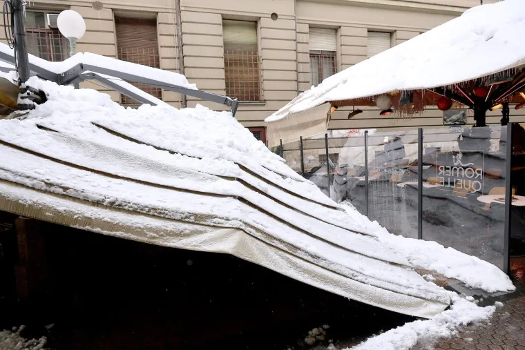 Nadstre&scaron;nica u centru Zagreba propala pod snijegom: Pogledajte snimku