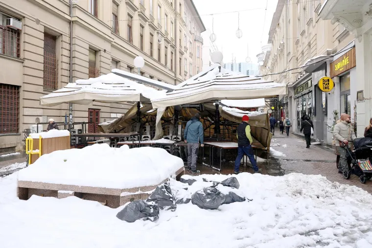 Nadstre&scaron;nica u centru Zagreba propala pod snijegom: Pogledajte snimku