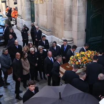 Posljednji ispraćaj francuske dive okupio mno&scaron;tvo: Dirljive poruke na pogrebu Brigitte Bardot