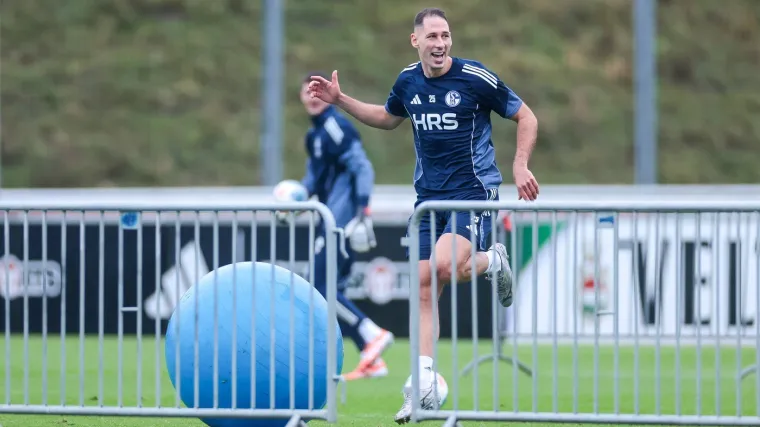 Snijeg pada, minus grize, a Bosanac izlazi na trening kao da je srpanj