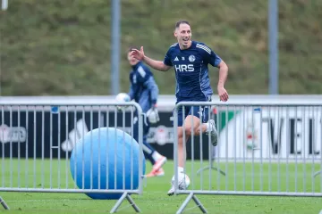 Snijeg pada, minus grize, a Bosanac izlazi na trening kao da je srpanj