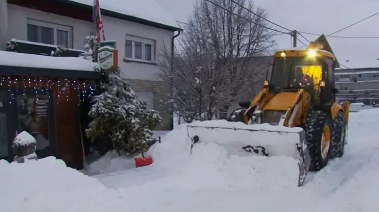 Pune ruke posla za zimsku službu u Lici: Sela oko Gračaca zatrpana snijegom i potpuno nedostupna