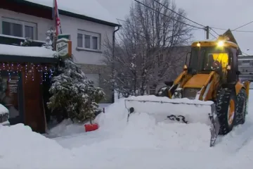 Pune ruke posla za zimsku službu u Lici: Sela oko Gračaca zatrpana snijegom i potpuno nedostupna