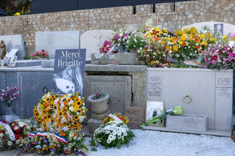 Prizor koji slama srca: Obitelj i prijatelji okupili su se oko grobnice legendarne glumice