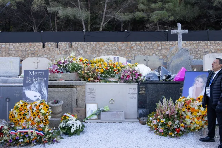 Prizor koji slama srca: Obitelj i prijatelji okupili su se oko grobnice legendarne glumice