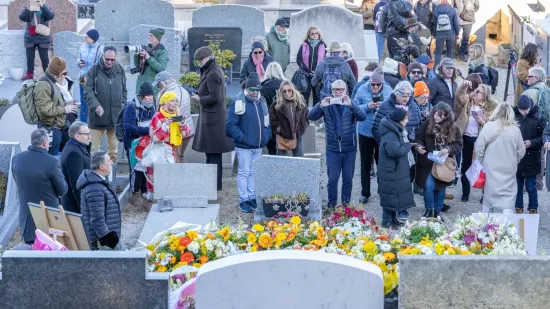 Prizor koji slama srca: Obitelj i prijatelji okupili su se oko grobnice legendarne glumice