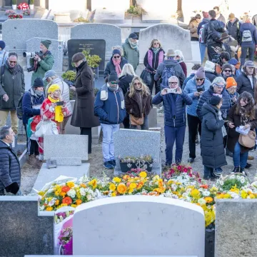 Prizor koji slama srca: Obitelj i prijatelji okupili su se oko grobnice legendarne glumice