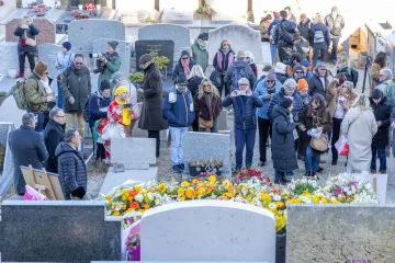 Prizor koji slama srca: Obitelj i prijatelji okupili su se oko grobnice legendarne glumice