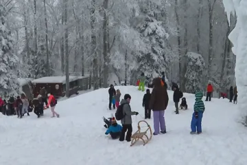 Paralizirao je grad, ali je Sljeme pretvorio u zimsku bajku: Zagrepčani uživali u dubokom snijegu