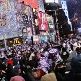 Evo za&scaron;to su ljudi na dočeku Nove godine u New Yorku nosili pelene, gledatelji zgroženi