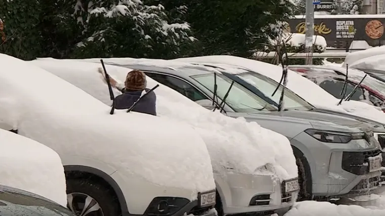 Snijeg na autu i pred ulazom mogao bi vas skupo ko&scaron;tati: Doznajemo koliko je do sada kazni ispisano