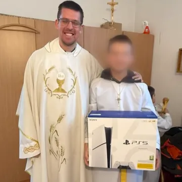 Ministranta iz Trogira župa nagradila konzolom zbog zornica: Evo &scaron;to na to kaže psihologinja za djecu