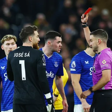 Ovo se ne viđa često: Evertonov stoper zaradio crveni karton na nevjerojatan način