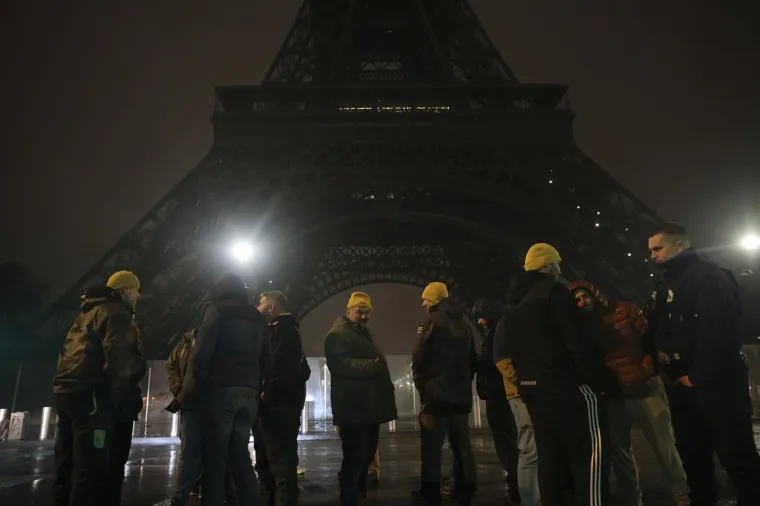 Drama u srcu Pariza, traktori ispod Eiffelovog tornja: 'Napustili su nas zbog svemirskog broda'