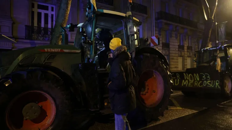 Drama u srcu Pariza, traktori ispod Eiffelovog tornja: 'Napustili su nas zbog svemirskog broda'