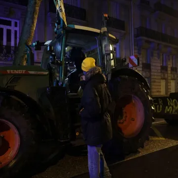 Drama u srcu Pariza, traktori ispod Eiffelovog tornja: 'Napustili su nas zbog svemirskog broda'