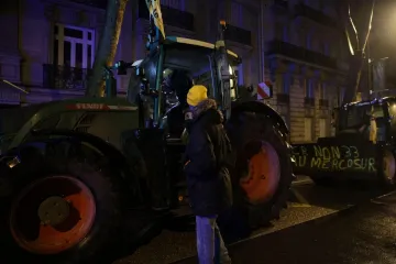 Drama u srcu Pariza, traktori ispod Eiffelovog tornja: 'Napustili su nas zbog svemirskog broda'