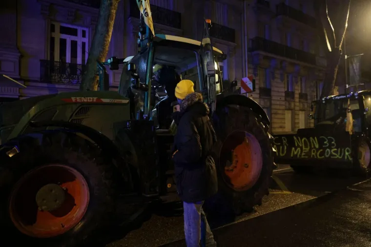 Drama u srcu Pariza, traktori ispod Eiffelovog tornja: 'Napustili su nas zbog svemirskog broda'