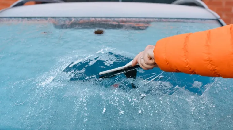 Stručnjaci savjetuju: Ovako ćete najbrže ukloniti led i mraz s automobila