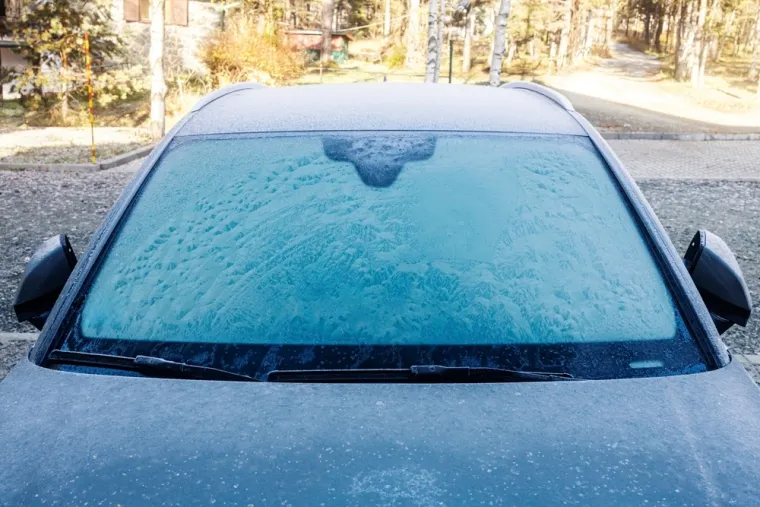 Stručnjaci savjetuju: Ovako ćete najbrže ukloniti led i mraz s automobila