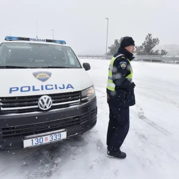 Vozačica u Istri sletjela s ceste i udarila u stijene: Za sve je kriva tvrtka iz Pule