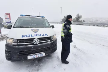 Vozačica u Istri sletjela s ceste i udarila u stijene: Za sve je kriva tvrtka iz Pule