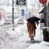 Snijeg prekrio Karlovac, no nije uspio sakriti nepogre&scaron;ivi stil: Dama u bundi ukrala poglede