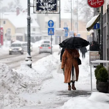 Snijeg prekrio Karlovac, no nije uspio sakriti nepogre&scaron;ivi stil: Dama u bundi ukrala poglede