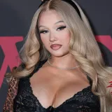 Tata joj kupuje seksi rublje, a ona provocira goli&scaron;avim objavama: Tko je zapravo Alabama Barker?