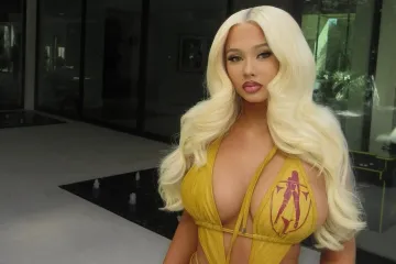 Tata joj kupuje seksi rublje, a ona provocira goli&scaron;avim objavama: Tko je zapravo Alabama Barker?