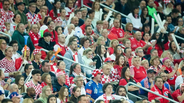 Svi su gledali u njih dvije: Blizanke glavne 'glumice' na tribinama Arene