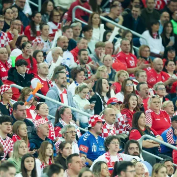 Svi su gledali u njih dvije: Blizanke glavne 'glumice' na tribinama Arene