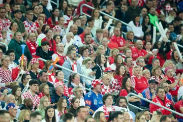 Svi su gledali u njih dvije: Blizanke glavne 'glumice' na tribinama Arene