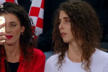 Blizanke ukrale pažnju u Areni Zagreb: Kamera uhvatila &scaron;to su radile na tribini