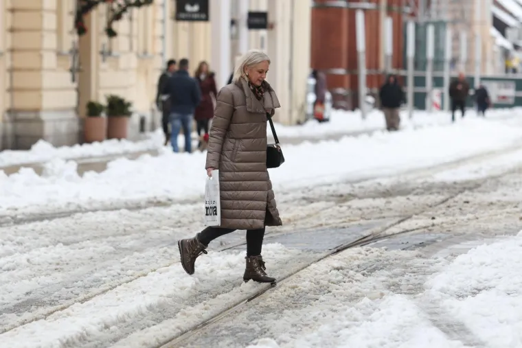 Slavonija se probudila okovana ledom, u Dalmaciji pada snijeg