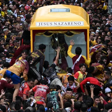 Vjernici u transu, ulice blokirane: Kaos, molitve i suze u čast stoljetnog kipa Isusa