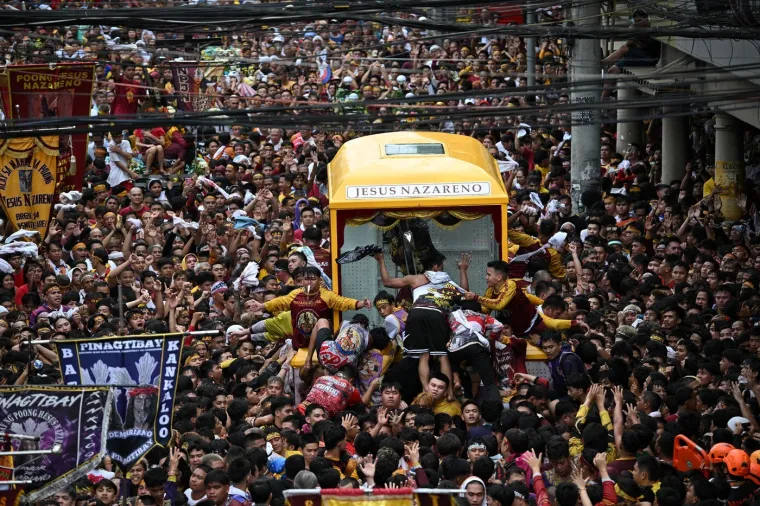 Vjernici u transu, ulice blokirane: Kaos, molitve i suze u čast stoljetnog kipa Isusa