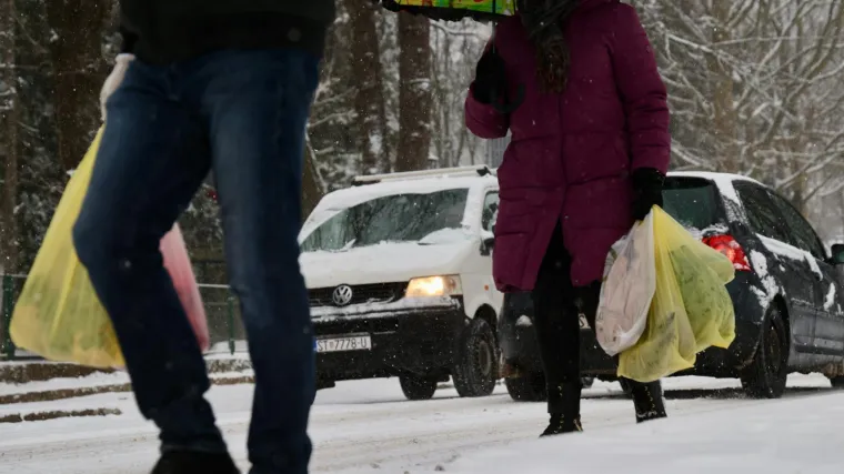 Ledena ki&scaron;a izazvala kaos po Dalmaciji: Nesvakida&scaron;nja snimka Sinja pod snijegom