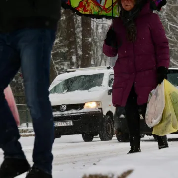Ledena ki&scaron;a izazvala kaos po Dalmaciji: Nesvakida&scaron;nja snimka Sinja pod snjegom