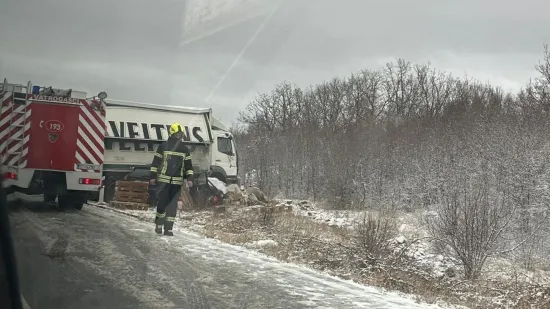 Stra&scaron;an sudar auta i teretnog vozila: Poginula jedna osoba, prizor je užasan