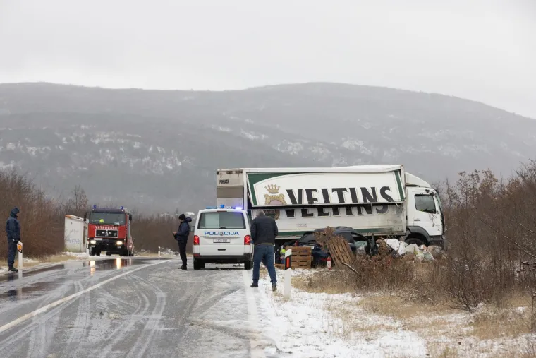 Stra&scaron;an sudar auta i teretnog vozila: Poginula jedna osoba, prizor je užasan